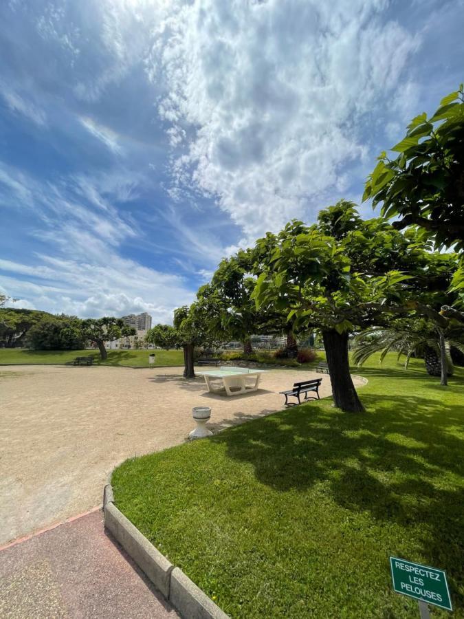 Beau Studio Dans Residence Avec Piscine Et Vue Sur La Ville - 5Min Des Plages 망들리유 라 나플 외부 사진